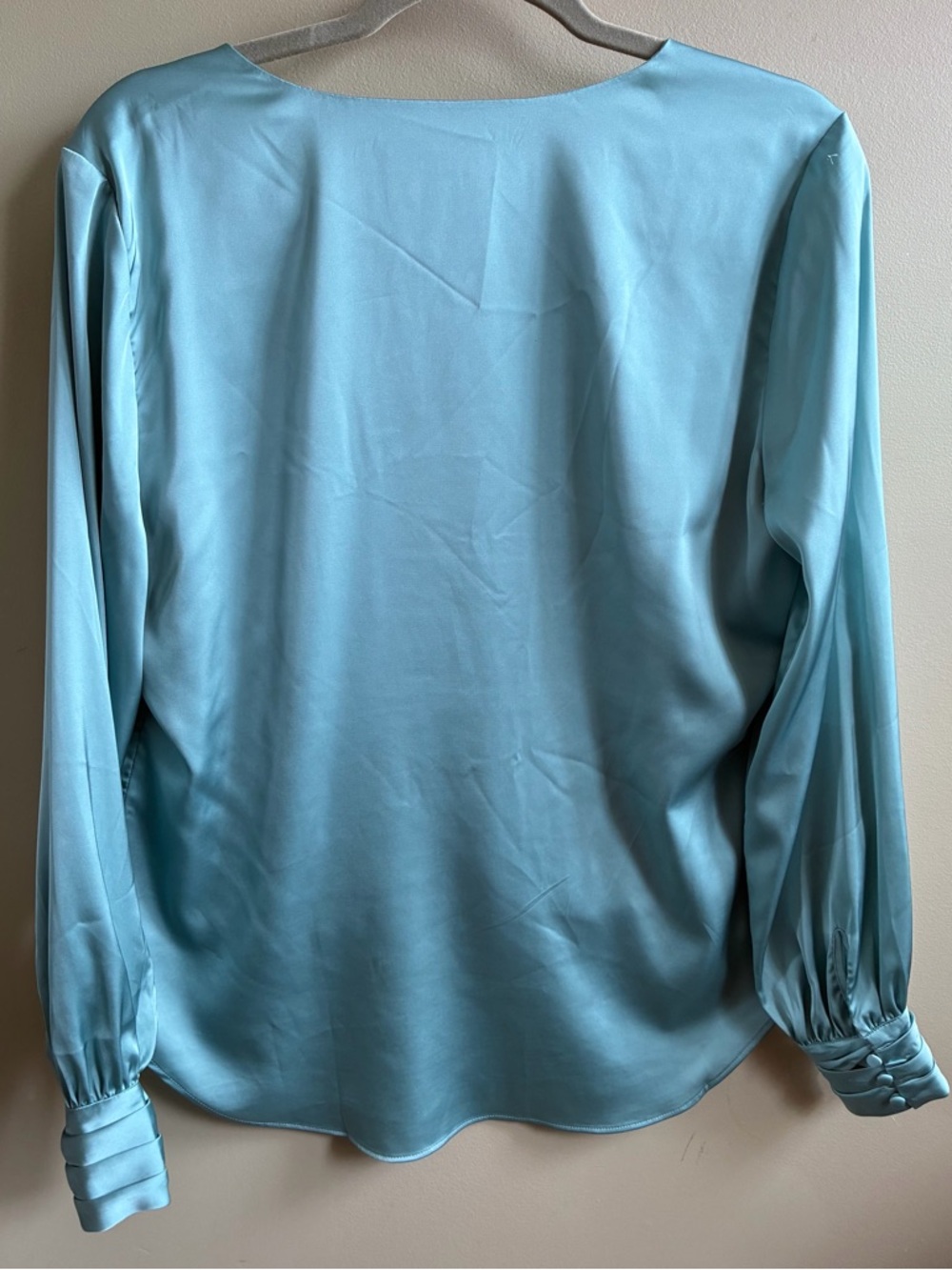 White House Black Market V Neck Satin Blue Green Blouse Size MED - Picture 2 of 7